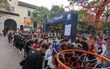 Nữ sinh viên trổ tài chạy bộ 