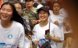 Nữ sinh viên trổ tài chạy bộ 