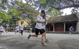 Nữ sinh viên trổ tài chạy bộ 