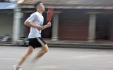 Nữ sinh viên trổ tài chạy bộ 