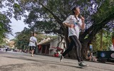 Nữ sinh viên trổ tài chạy bộ 