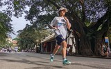 Nữ sinh viên trổ tài chạy bộ 