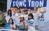 Nữ sinh viên trổ tài chạy bộ 