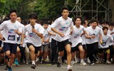 Nữ sinh viên trổ tài chạy bộ 