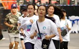 Nữ sinh viên trổ tài chạy bộ 