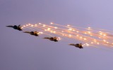 Tiêm kích Su-30MK2 trình diễn ấn tượng mở màn Triển lãm Quốc phòng quốc tế Việt Nam 2022