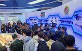 Người dân xếp hàng chờ vào trải nghiệm vũ khí made in Việt Nam tại Triển lãm Quốc phòng quốc tế Việt Nam 2022