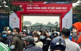 Người dân xếp hàng chờ vào trải nghiệm vũ khí made in Việt Nam tại Triển lãm Quốc phòng quốc tế Việt Nam 2022