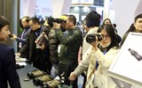 Người dân xếp hàng chờ vào trải nghiệm vũ khí made in Việt Nam tại Triển lãm Quốc phòng quốc tế Việt Nam 2022