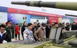 Người dân xếp hàng chờ vào trải nghiệm vũ khí made in Việt Nam tại Triển lãm Quốc phòng quốc tế Việt Nam 2022
