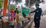 Hàng rong tìm trăm cách né lực lượng chức năng ở phố đi bộ hồ Gươm