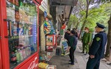 Hàng rong tìm trăm cách né lực lượng chức năng ở phố đi bộ hồ Gươm