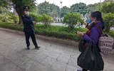 Hàng rong tìm trăm cách né lực lượng chức năng ở phố đi bộ hồ Gươm