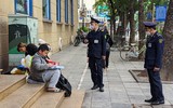Hàng rong tìm trăm cách né lực lượng chức năng ở phố đi bộ hồ Gươm