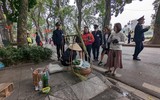 Hàng rong tìm trăm cách né lực lượng chức năng ở phố đi bộ hồ Gươm