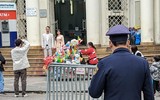 Hàng rong tìm trăm cách né lực lượng chức năng ở phố đi bộ hồ Gươm