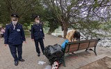 Hàng rong tìm trăm cách né lực lượng chức năng ở phố đi bộ hồ Gươm