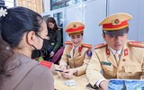 Ấn tượng ảnh Thanh niên Công an Thủ đô hiến máu, giúp dân đăng ký định danh điện tử