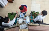 Ấn tượng ảnh Thanh niên Công an Thủ đô hiến máu, giúp dân đăng ký định danh điện tử