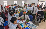 Ấn tượng ảnh Thanh niên Công an Thủ đô hiến máu, giúp dân đăng ký định danh điện tử