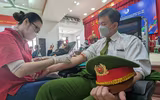 Ấn tượng ảnh Thanh niên Công an Thủ đô hiến máu, giúp dân đăng ký định danh điện tử