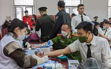 Ấn tượng ảnh Thanh niên Công an Thủ đô hiến máu, giúp dân đăng ký định danh điện tử
