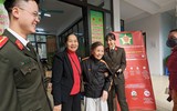 Ấn tượng ảnh Thanh niên Công an Thủ đô hiến máu, giúp dân đăng ký định danh điện tử