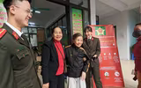 Ấn tượng ảnh Thanh niên Công an Thủ đô hiến máu, giúp dân đăng ký định danh điện tử