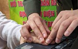 Ấn tượng ảnh Thanh niên Công an Thủ đô hiến máu, giúp dân đăng ký định danh điện tử