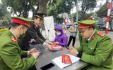 Nụ cười ấm áp tình quân dân và hoạt động ý nghĩa của Thanh niên Công an Thủ đô ngày cuối năm