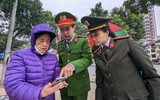 Nụ cười ấm áp tình quân dân và hoạt động ý nghĩa của Thanh niên Công an Thủ đô ngày cuối năm