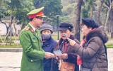 Nụ cười ấm áp tình quân dân và hoạt động ý nghĩa của Thanh niên Công an Thủ đô ngày cuối năm