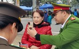 Nụ cười ấm áp tình quân dân và hoạt động ý nghĩa của Thanh niên Công an Thủ đô ngày cuối năm