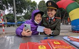 Nụ cười ấm áp tình quân dân và hoạt động ý nghĩa của Thanh niên Công an Thủ đô ngày cuối năm