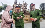 Nụ cười ấm áp tình quân dân và hoạt động ý nghĩa của Thanh niên Công an Thủ đô ngày cuối năm