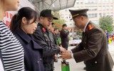 Cảnh sát cơ động Hà Nội thi tài gói bánh chưng đón Tết Quý Mão 2023, mang sắc xuân trên phố phường
