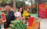 Cảnh sát cơ động Hà Nội thi tài gói bánh chưng đón Tết Quý Mão 2023, mang sắc xuân trên phố phường