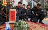 Cảnh sát cơ động Hà Nội thi tài gói bánh chưng đón Tết Quý Mão 2023, mang sắc xuân trên phố phường