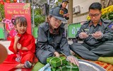 Cảnh sát cơ động Hà Nội thi tài gói bánh chưng đón Tết Quý Mão 2023, mang sắc xuân trên phố phường