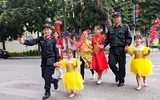Cảnh sát cơ động Hà Nội thi tài gói bánh chưng đón Tết Quý Mão 2023, mang sắc xuân trên phố phường