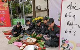 Cảnh sát cơ động Hà Nội thi tài gói bánh chưng đón Tết Quý Mão 2023, mang sắc xuân trên phố phường