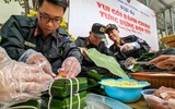 Cảnh sát cơ động Hà Nội thi tài gói bánh chưng đón Tết Quý Mão 2023, mang sắc xuân trên phố phường