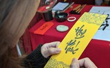 Xem ông đồ Tây viết chữ tuyệt đẹp ở Văn Miếu, chia sẻ đam mê văn hóa Việt Nam