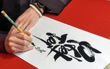 Xem ông đồ Tây viết chữ tuyệt đẹp ở Văn Miếu, chia sẻ đam mê văn hóa Việt Nam