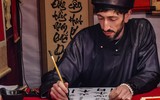 Xem ông đồ Tây viết chữ tuyệt đẹp ở Văn Miếu, chia sẻ đam mê văn hóa Việt Nam