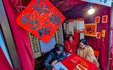 Xem ông đồ Tây viết chữ tuyệt đẹp ở Văn Miếu, chia sẻ đam mê văn hóa Việt Nam