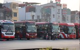 Bến xe Hà Nội vắng lặng chiều 29 Tết, xe xếp hàng dài chờ khách...
