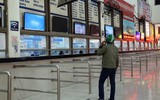 Bến xe Hà Nội vắng lặng chiều 29 Tết, xe xếp hàng dài chờ khách...