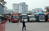 Bến xe Hà Nội vắng lặng chiều 29 Tết, xe xếp hàng dài chờ khách...