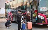 Bến xe Hà Nội vắng lặng chiều 29 Tết, xe xếp hàng dài chờ khách...
